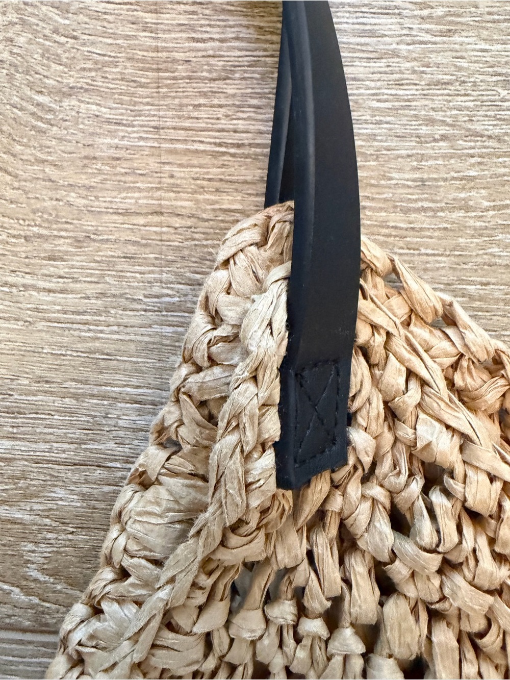 Banana Republic Tan straw tote features V-shape opening vegan leather handles - Picture 4 of 8